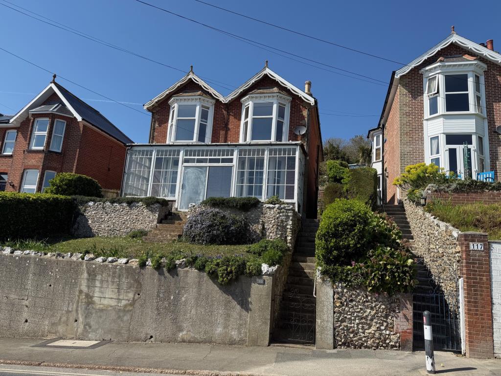 Lot: 163 - FOUR-BEDROOM HOUSE FOR IMPROVEMENT WITH STUNNING SEA VIEWS AND REAR VEHICULAR ACCESS - A front view of the house